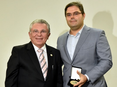 Homenagem ao Chanceler Airton Queiroz pela dedicação ao ensino da Odontologia